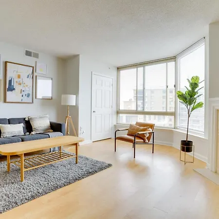 Elegant And Charming Condo At Ballston With Pool